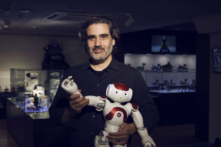 Daniel Bayón with the NAO robot