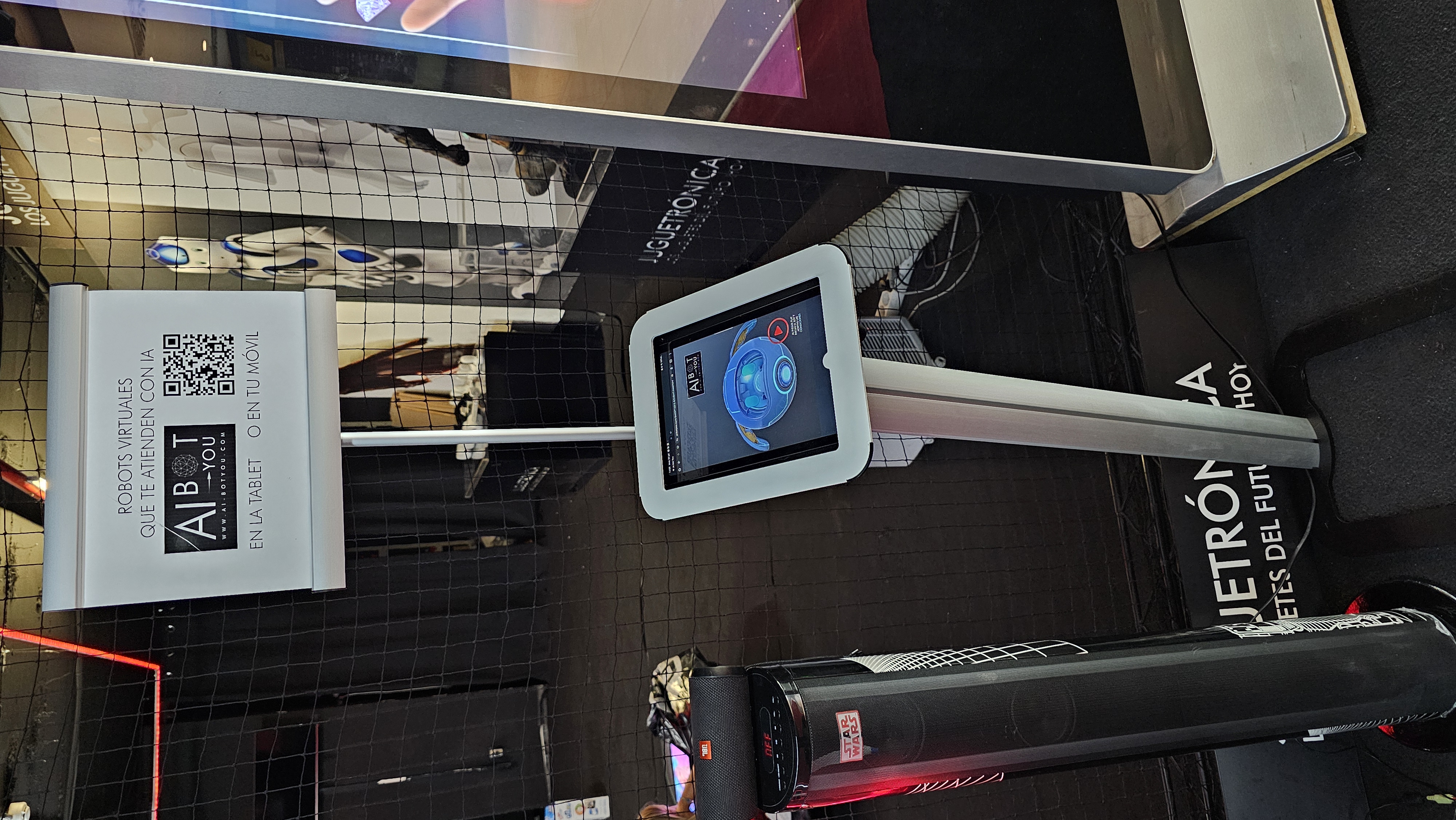 Chatbot Atendant en Tablet con Soporte